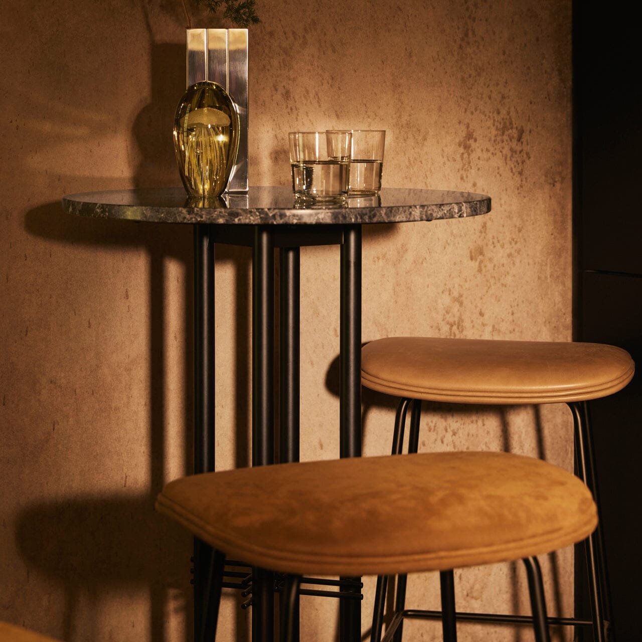 Beetle Bar Stool - Fully Upholstered Stools Gubi 