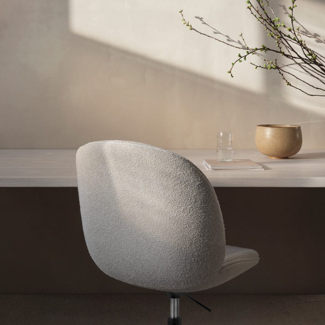 Beetle Meeting Chair 4-Star Base with Castors - Height Adjustable - Fully Upholstered Chairs Gubi 
