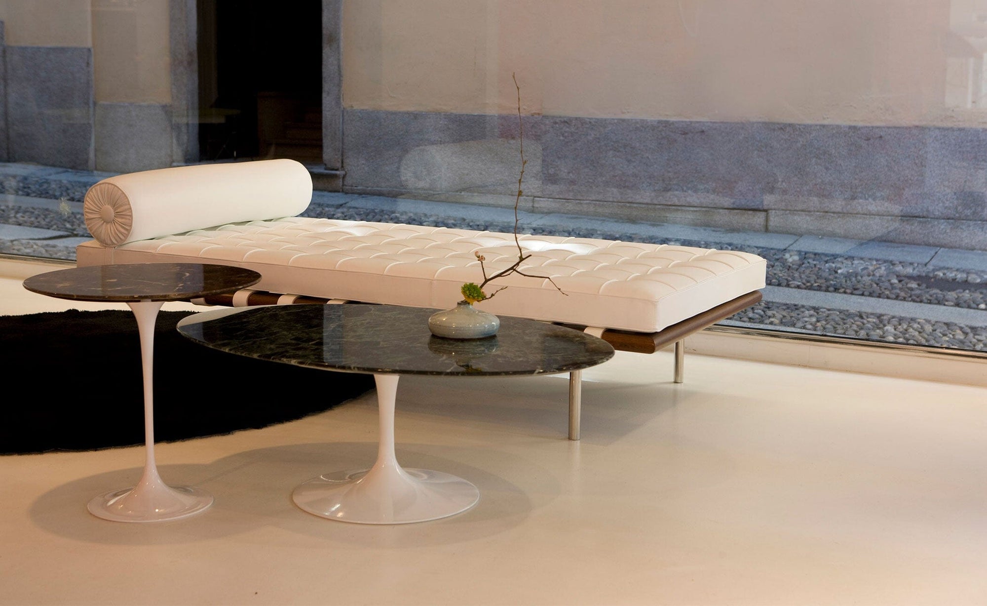 Saarinen Side Table - 22” Oval side/end table Knoll 