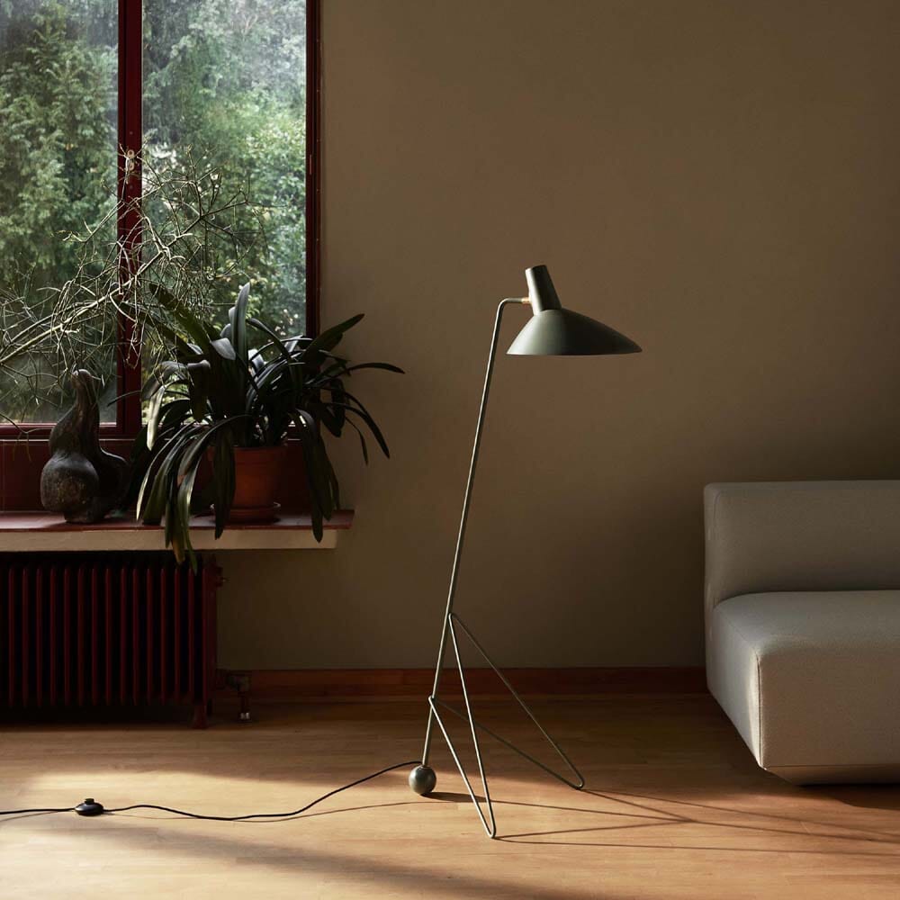 Tripod Floor Lamp HM8 Floor Lamps &Tradition 